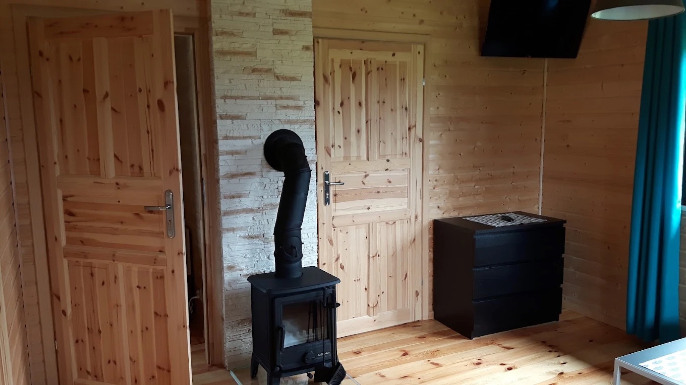 Salon w domku z kominkiem (kozą) i telewizorem